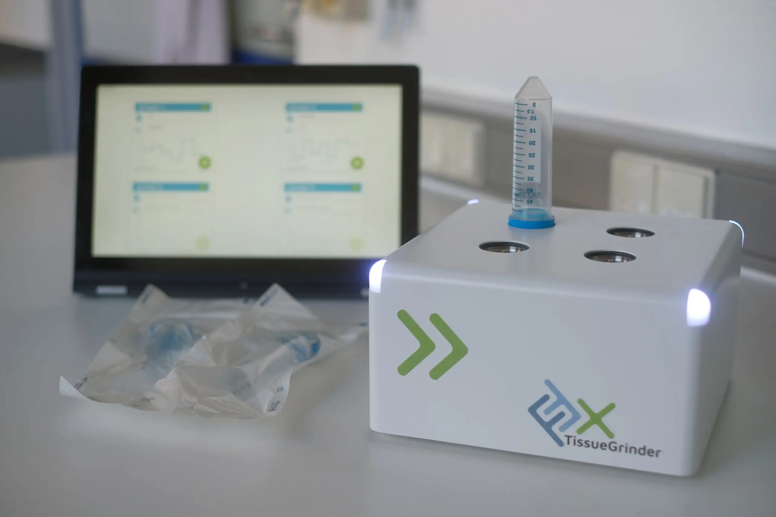 TissueGrinder benchtop device with software interface for automated sample preparation and sterile tissue dissociation in laboratory workflows.