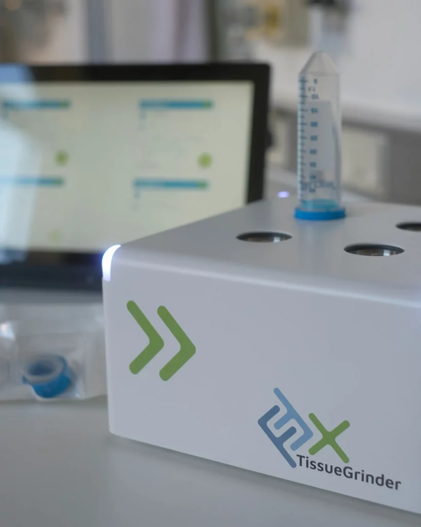 TissueGrinder benchtop device with sterile dissociation set and software for automated tissue dissociation and single-cell preparation.